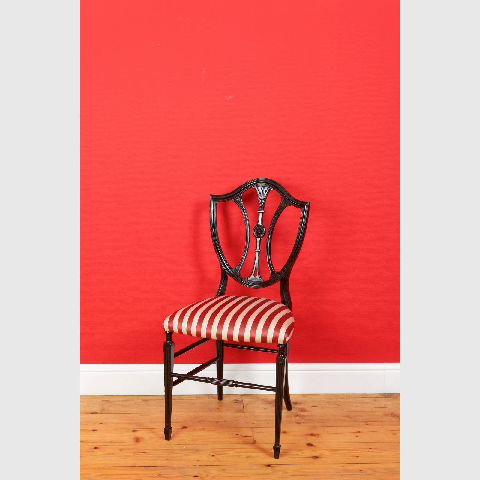 Kleiner schöner Shieldback Stuhl ohne Armlehnen