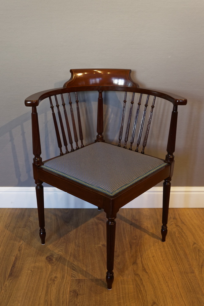 intarsierter Eckstuhl, “Corner Chair”, Mahagoni