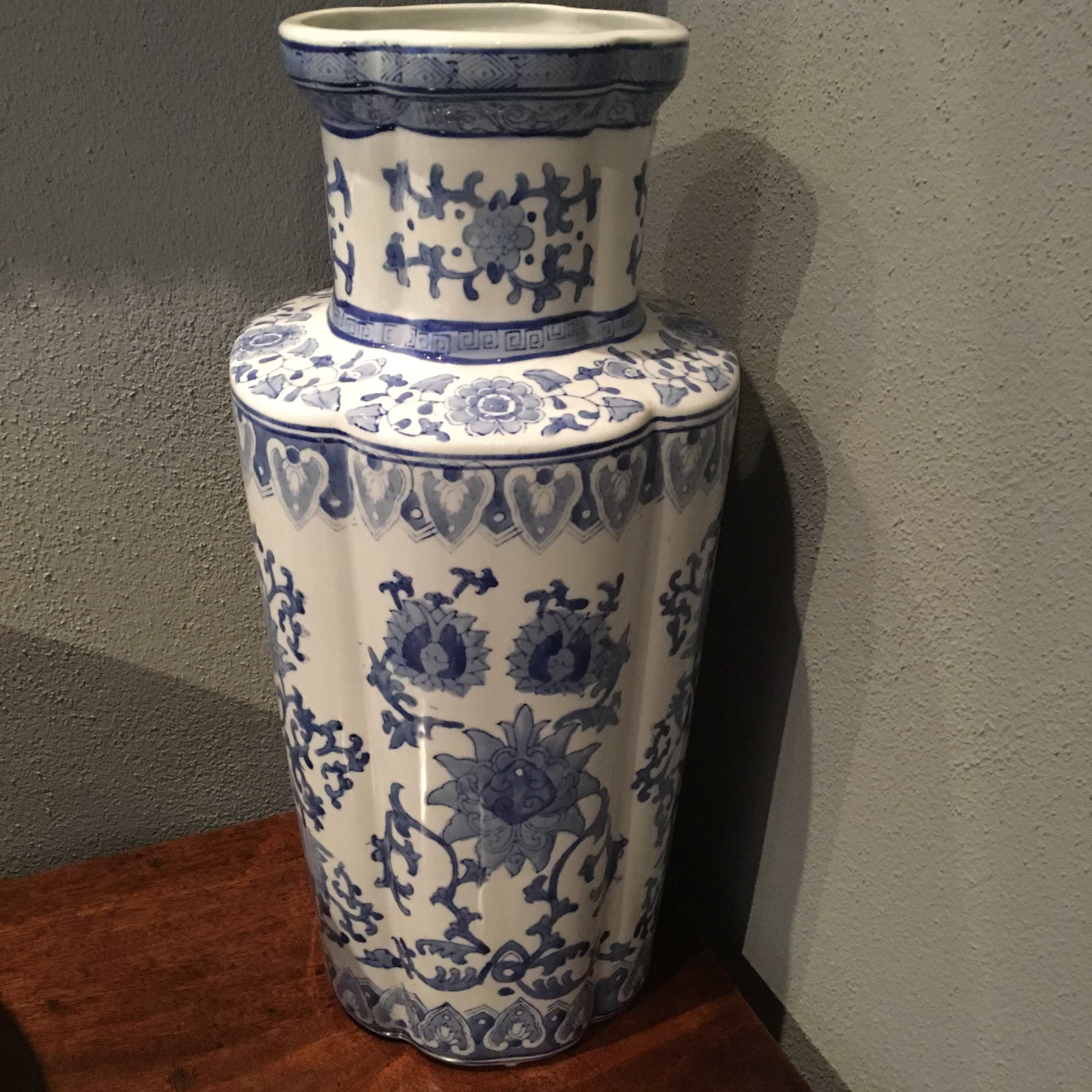 große Porzellanvase, weiß-blau, China 20.Jh.