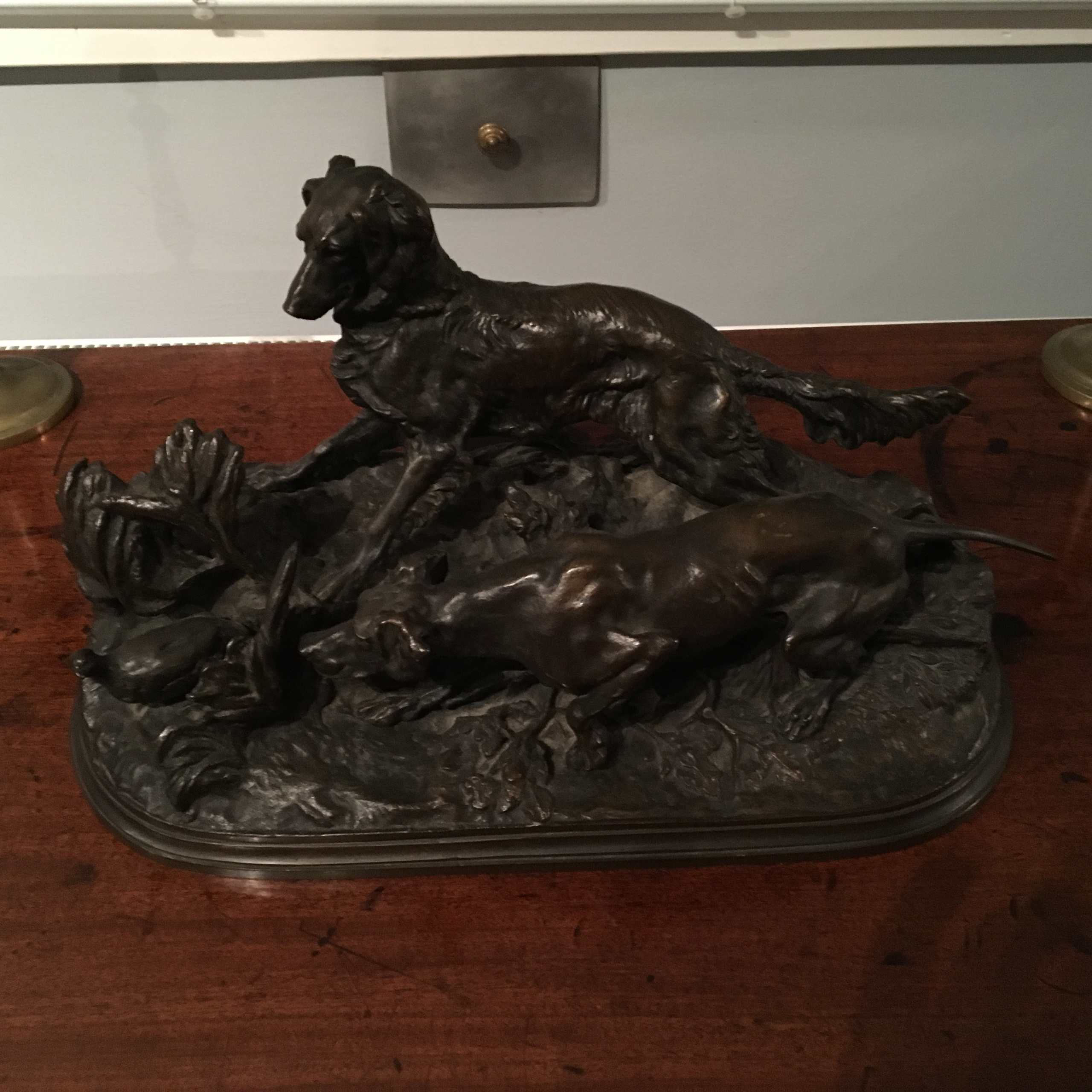 Bronzefigur “Stöbernde Jagdhunde”