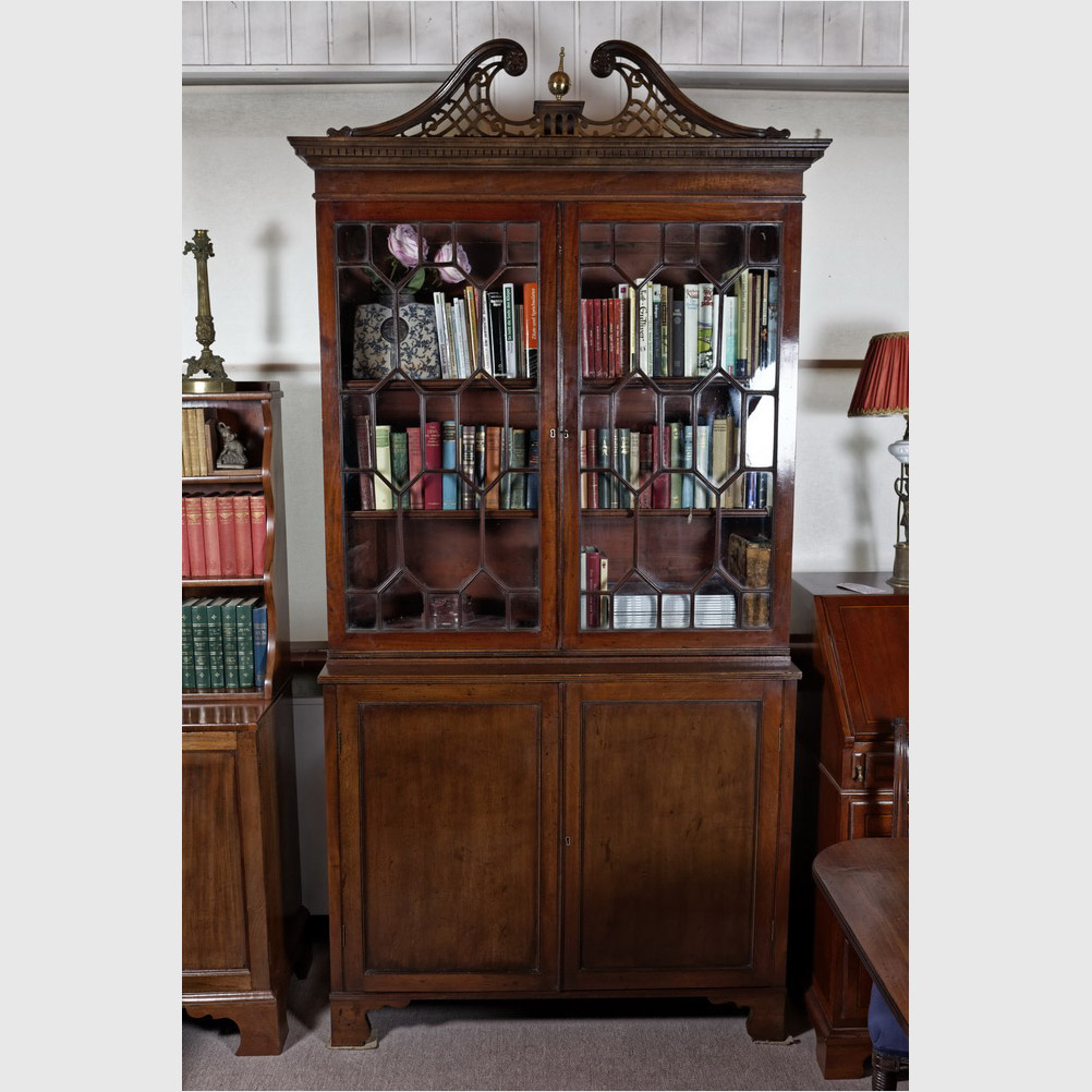 Bücherschrank, sog. “Two Door Bookcase”